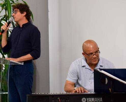 ‘Tecleando el misterio’ vuelve a brillar con el poeta Juan Antonio Bernier y la música de Miguel Núñez Trío