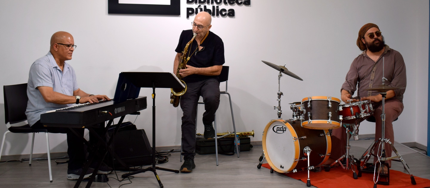 ‘Tecleando el misterio’ vuelve a brillar con el poeta Juan Antonio Bernier y la música de Miguel Núñez Trío