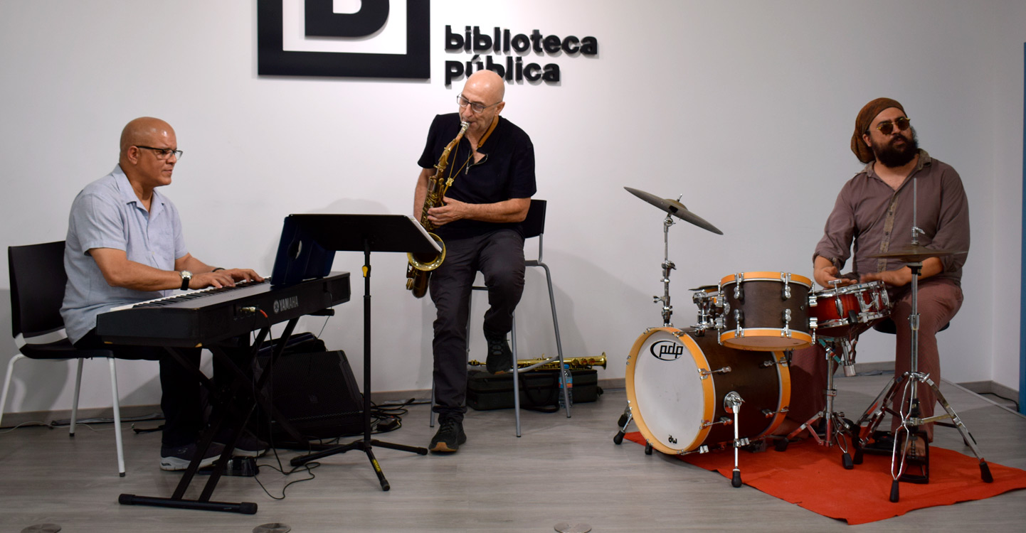 ‘Tecleando el misterio’ vuelve a brillar con el poeta Juan Antonio Bernier y la música de Miguel Núñez Trío